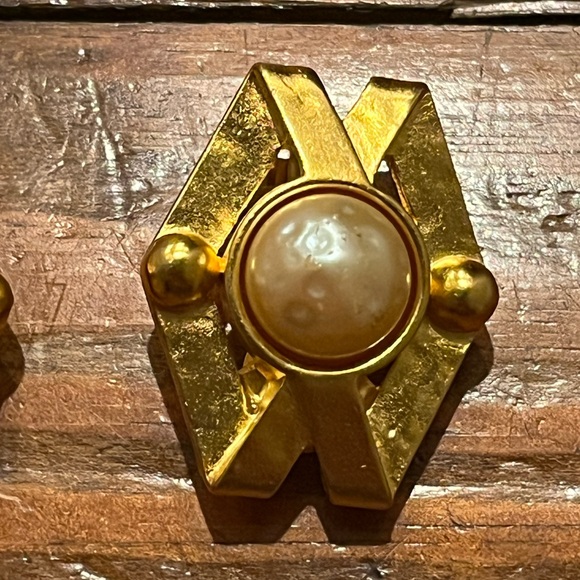 Karl lagerfeld gold tone faux pearl clip on fun earrings - Picture 2 of 8